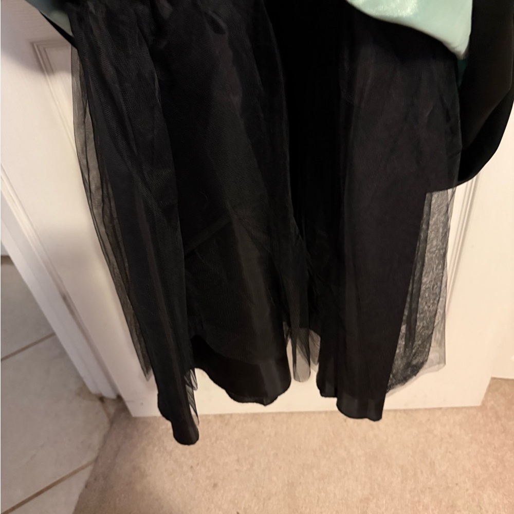 Chic Black and Green Long Sleeve Dress - Picture 6 of 7